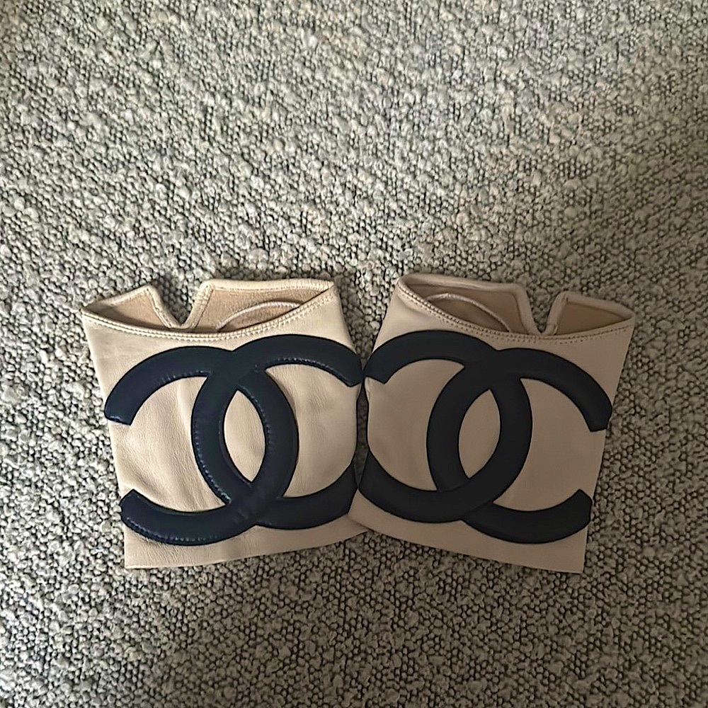 Chanel Cream and Black Women's Fingerless Gloves